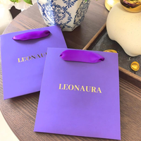 Sac cadeau en papier de luxe avec logo personnalisé et poignées en ruban, emballage haut de gamme pour vêtements et bijoux