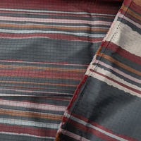 Tissu jacquard brocart vert foncé bordeaux à lignes verticales, poids moyen 170 g/m², 100 % polyester, fluide, pour veste.
