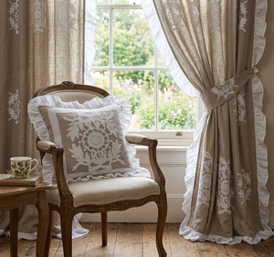 Housse de coussin vintage brodée sur mesure avec fleurs blanches, en lin gris, bordure à volants blancs, lavable, pour la maison et l'hôtel - Product Image 3