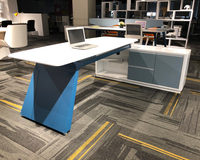 Ensemble de meubles de bureau à domicile modernes et luxueux blancs brillants, peinture laquée, bureau de direction en forme de L, bureau de direction de haute technologie, bureau de direction