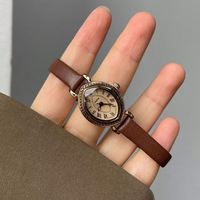 Jam Tangan Wanita Quartz 2026 Mewah dan Elegan dengan Tali Kulit, Desain Retro Fashion dan Kasual, Dial Elips Kecil