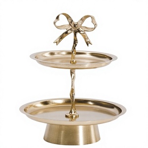Support à gâteau en métal doré à deux niveaux avec plateau de service décoratif fait main pour la présentation de desserts - Product Image 1