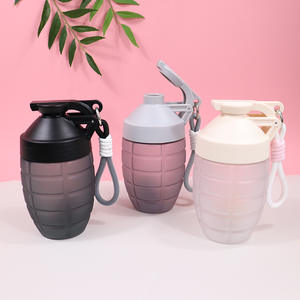 Botella de agua de plástico con forma de <span class=keywords><strong>Granada</strong></span> única, botella agitadora portátil de 600ml con asa - Product Image 2