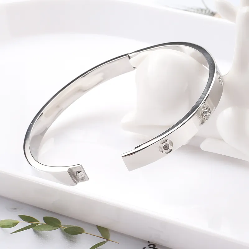 2022 vente chaude bracelet en acier inoxydable de luxe charmantes femmes bracelets en or