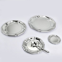 Ronde dessert- en fruitplateau van roestvrij staal, modern en eenvoudig design, voor restaurants, hotels, eten, taarten, snacks en het serveren van gerechten.