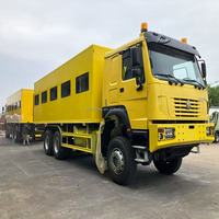 Camions tout-terrain HOWO 4x4 6x6, transport de passagers, fourgonnette pour 30 personnes, bus de camping, camion-cuisine, véhicule de vente ambulante, voiture touristique pour le désert