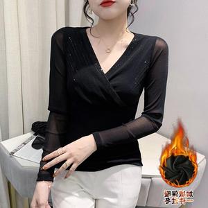 T-Shirt con strass a caldo a maniche lunghe con nuovo collo a V e scollo a maglia larga in pile moda camicia a fondo sottile moda - Product Image 6