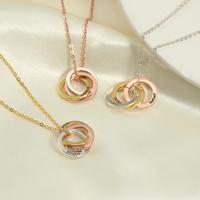 Collier avec pendentif personnalisé à trois anneaux imbriqués avec message et lettre gravée Collier rond en acier inoxydable poli miroir