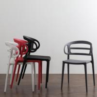 Vente en gros d'usine de meubles bon marché d'intérieur et d'extérieur chaise de restaurant d'hôtel en plastique moulé noir empilable PP