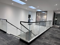 Escalier double moderne en acier VIKO, design à poutres, garde-corps en verre, facile à installer pour une utilisation en intérieur dans les appartements