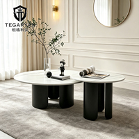 Ensemble de table basse en marbre beige avec structure en métal, matériaux durables et modernes, pour salon