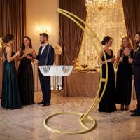 Support de gâteau de Noël/mariage suspendu luxueux et élégant en acier, détachable, carré, avec arche et lustre suspendu pour la décoration