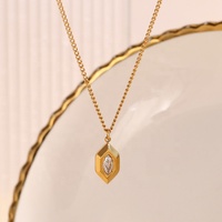 Collier pendentif en acier inoxydable plaqué or 18 carats avec un design unique en forme de losange et de marquise, serti de CZ blancs, pour femmes
