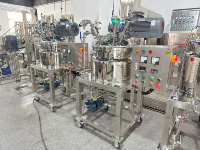 Homogénéisateur de laboratoire, émulsifiant, machine de fabrication de lotion corporelle à petite échelle, ligne de production cosmétique et capillaire, mélangeur sous vide fixe
