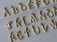 Pendentif avec lettres initiales personnalisées en acier inoxydable, 50 pièces, plaqué or, breloques en forme de lettre sans vernis, pour la fabrication de bijoux