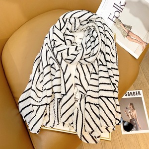Vendita all'Ingrosso di Nuovi Scialli Versatili e alla Moda, Sottili Sciarpe Plissettate da <span class=keywords><strong>Donna</strong></span> con Stampa a Righe Bianche e Nere, Hijab - Product Image 6