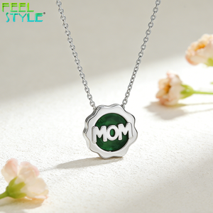 Collier pendentif personnalisé en acier inoxydable 316L plaqué or PVD, avec breloque pièce de monnaie à contour ondulé en forme de pétale, bord festonné et malachite verte - Product Image 2