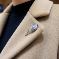 Broche Fleur Classique en Lys Calla, Perle Naturelle de Mer, Laiton Plaqué Or 18K, Forme de Riz, Cadeau du Nouvel An