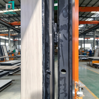 Porte coupe-feu composite bois-acier à feuille unique avec cadre compact pour ouverture murale étroite dans les appartements résidentiels