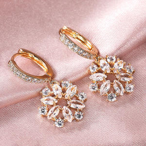 Boucles d'oreilles pendantes en forme de fleur dorée E822 avec strass en cristal sertis à griffes pour femme, style romantique pour soirée - Product Image 4