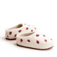 Pantoufles en feutre de laine blanches pour femmes avec logo personnalisé, broderie de fraises et semelle épaisse antidérapante pour un usage intérieur à la maison