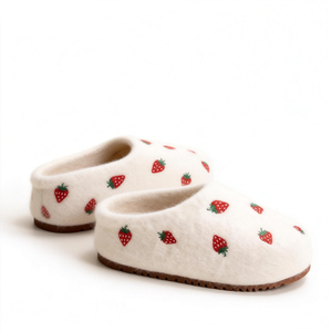 Pantoufles en <span class=keywords><strong>feutre</strong></span> de laine blanches pour femmes avec logo personnalisé, broderie de fraises et semelle épaisse antidérapante pour un usage intérieur à la maison - Product Image 2