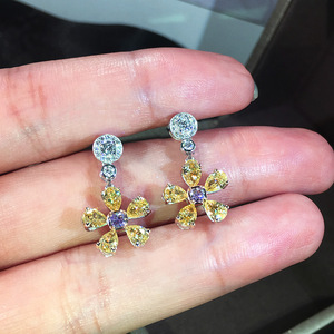 Orecchini pendenti 3D a forma di girasole con pavé di pietre scintillanti, eleganti gioielli da donna. - Product Image 5