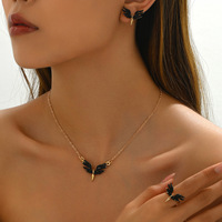 Ensemble collier et boucles d'oreilles style européen et américain OL pour femmes ailes d'ange personnalisées conception goutte d'huile longue perle de zircon doré