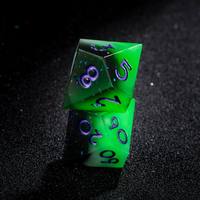 Ensemble de dés en résine vert toxique 7 pièces avec chiffres en encre pailletée violette, dés polyédriques pour jeux de table