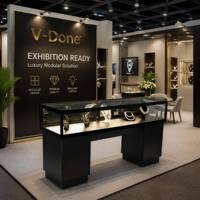 Table de présentation de bijoux moderne de luxe, cadre en métal noir, éclairage LED, vitrine en verre pour l'exposition de colliers et de bagues