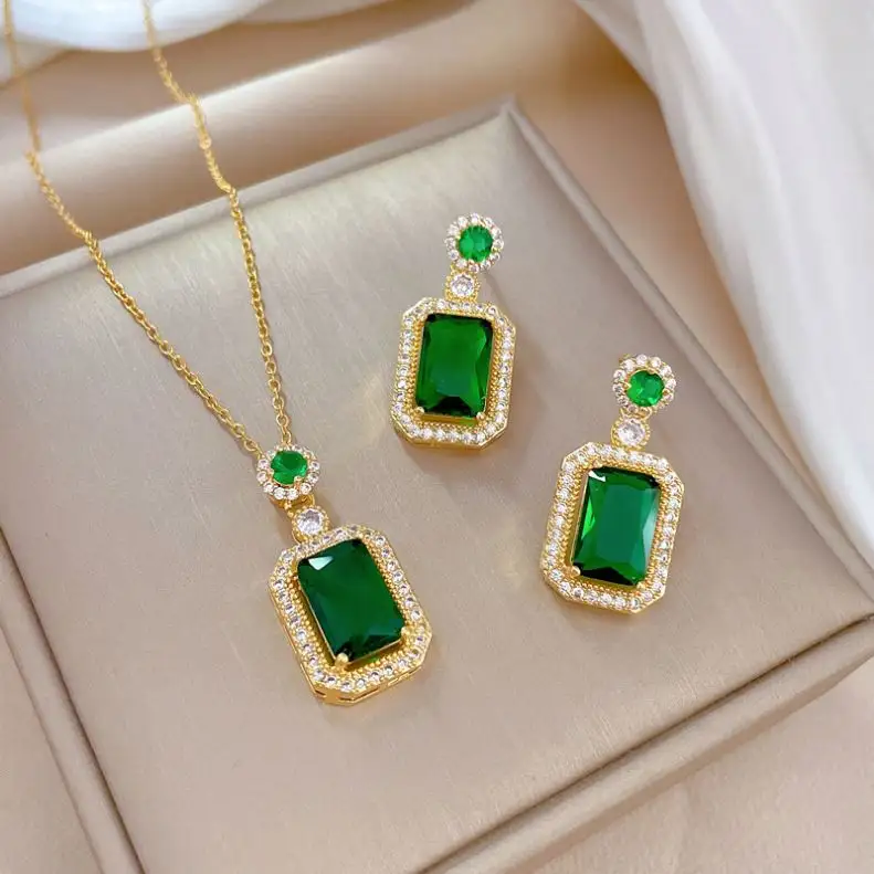Set di orecchini con collana di cristallo verde smeraldo alla moda Set di gioielli placcato in oro 18k Set di orecchini con ciondolo accessori per gioielli