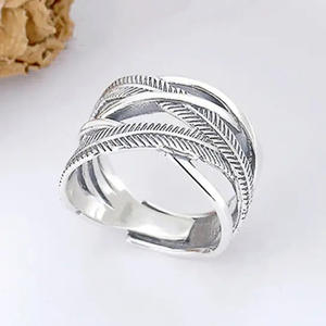Anillo de Acero Inoxidable con Patrón de Plumas T0655, Joyería Moderna Unisex, Accesorio de Moda para Regalo - Product Image 5