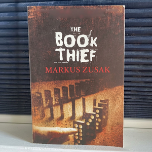 El ladrón de libros de Markus Zusak, novela de ficción histórica en formato de bolsillo, ambientada en la Segunda Guerra Mundial - Product Image 1