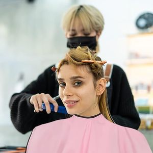 Cape de <span class=keywords><strong>Coiffeur</strong></span> Rose Courte Personnalisable avec Logo, Coupe Parapluie, pour Teinture Capillaire, Salon de Coiffure, Institut de Beauté et Maquillage - Product Image 5