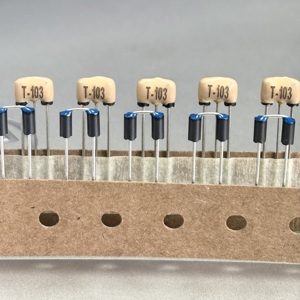 Cobalt vô định hình Ferrite hạt cuộn cảm EMI đàn áp Choke chì ba thiết bị đầu cuối LC Lọc băng rộng thành phần lõi RH - Product Image 5