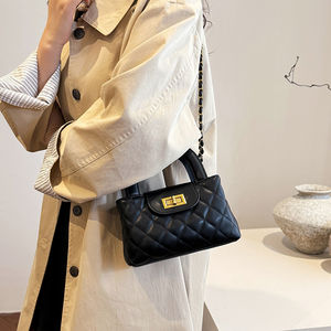 Tienda en Línea de Venta al por Mayor - Bolsos de Diseño de Lujo Hechos de Material PU con Decoraciones de Cadena para Mayor Comodidad de Transporte. 8903 - Product Image 4