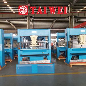 Machine <span class=keywords><strong>de</strong></span> découpe hydraulique pour la fabrication <span class=keywords><strong>de</strong></span> chaussures pour femmes, avec moteur et engrenages, force <span class=keywords><strong>de</strong></span> 40 tonnes et zone <span class=keywords><strong>de</strong></span> travail <span class=keywords><strong>de</strong></span> 1600x650 mm, pour matières premières <span class=keywords><strong>en</strong></span> PVC - Product Image 5