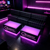 Mobilier de club de nuit commercial : Canapé banquette rembourré en PU et table lumineuse à LED pour zone VIP, salon chicha, bar de club