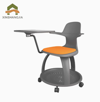 Chaise d'entraînement scolaire en plastique réglable en hauteur avec tablette intégrée, siège rembourré, base de rangement et roulettes pour salles de classe universitaires intelligentes