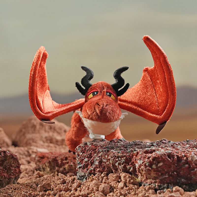 Muñeca colgante de Venom con hombros de colmillo.