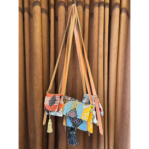 Sac bandoulière authentique moderne et simple en toile brodée marocaine avec deux sangles, fermeture à rabat à pompons, durable et écologique - Product Image 5