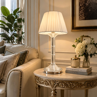 Lampe de table en cristal de luxe française, base en fer plaqué, abat-jour en tissu plissé, verre en cristal pour chambre à coucher, salon, villa, hôtel