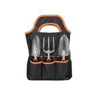 Ensemble d'outils de jardinage avec scie à main, sécateur, crochet de désherbage, pelle, râteau pour la plantation de fleurs et de légumes