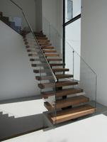 Escalier droit VIKO de haute qualité, design moderne, acier et bois, pour intérieur