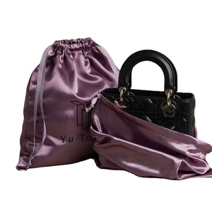 Pochette de luxe en satin de soie rose avec cordon de serrage pour emballage de perruques et extensions capillaires - Product Image 1
