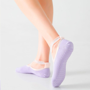 Chaussettes de sport élégantes pour femmes avec sangle en dentelle croisée, mélange de coton peigné, semelle antidérapante et esthétique féminine raffinée - Product Image 2