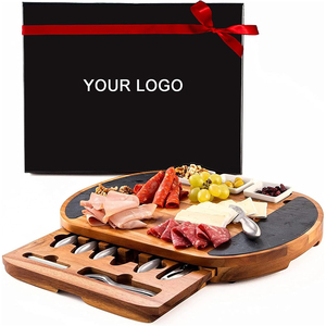 Plateaux de charcuterie ovales en bois d'acacia personnalisés, ensemble de couteaux et boîte cadeau pour l'inauguration de la maison, la nouvelle maison, un mariage ou une fête prénuptiale - Product Image 1