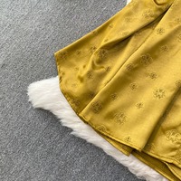 Ensemble deux pièces femme automne 2026 : chemise en satin moutarde et pantalon large, manches chauve-souris, imprimé floral, taille haute, style décontracté, luxe, vente en gros