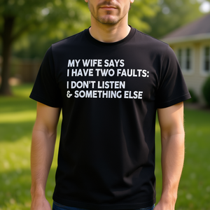 Mi esposa dice que tengo dos defectos: no escucho lo que dice ella - Camiseta - Product Image 3