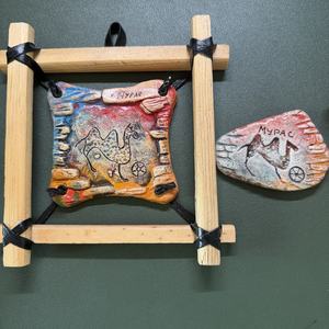 Imán y Colgante de Arcilla Hechos a Mano con Petroglifos Antiguos de Tamaño Mediano - Decoración de Manifestación y Sanación Mística para Navegador del Desierto - Product Image 1